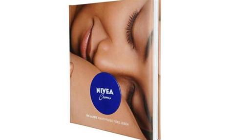 Nivea lança livro com memórias da marca centenária