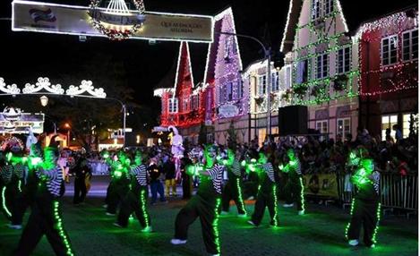 ‘Weihnachtsdorf’ é atração em Blumenau